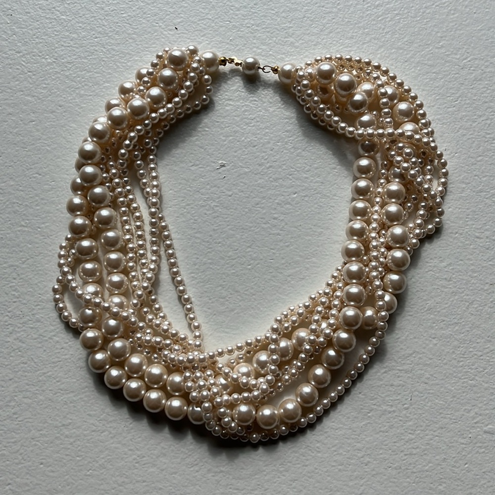 Beautiful vintage eight strand fashion jewelry pearls